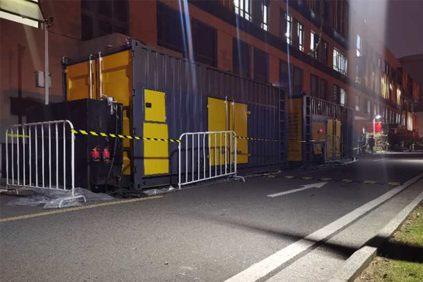 开平柴油发电机组的输出电压是如何调节的？